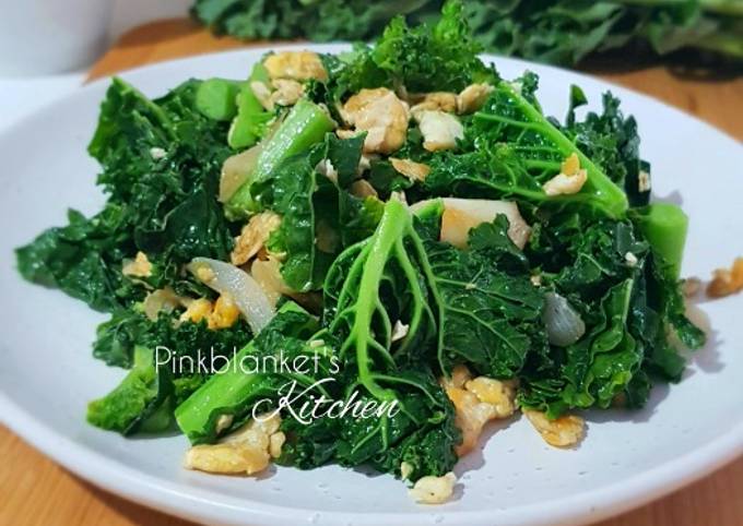 A picture of Kale and eggs stir fry.