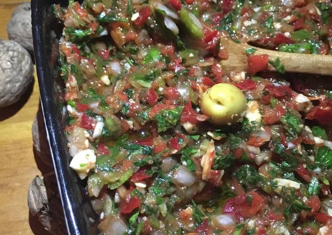 A picture of Acili Ezme (Spicy vegetable salad).