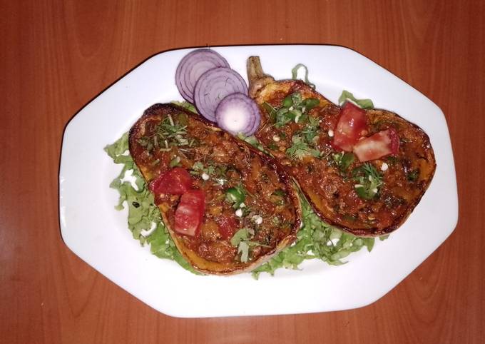 A picture of Stuffed butternut squash🍅🧅🌶️.