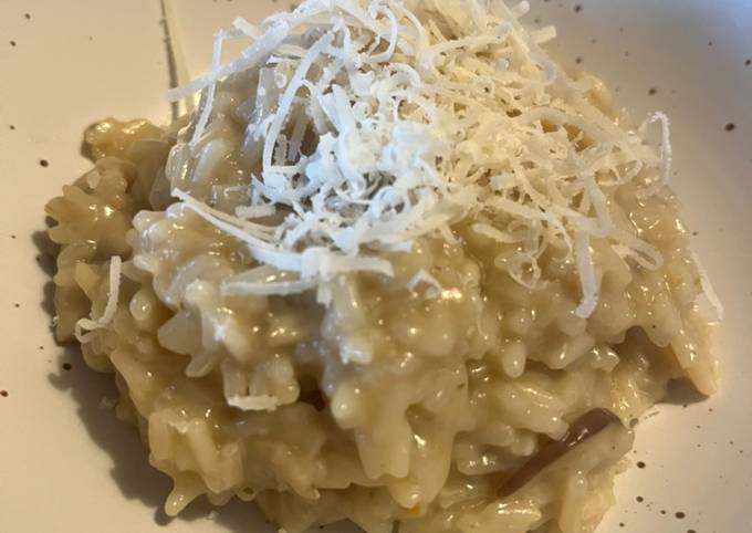 A picture of Creamy mushroom risotto.