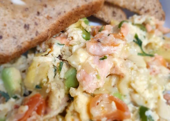 A picture of Salmon and Avocado Mix Eggs.