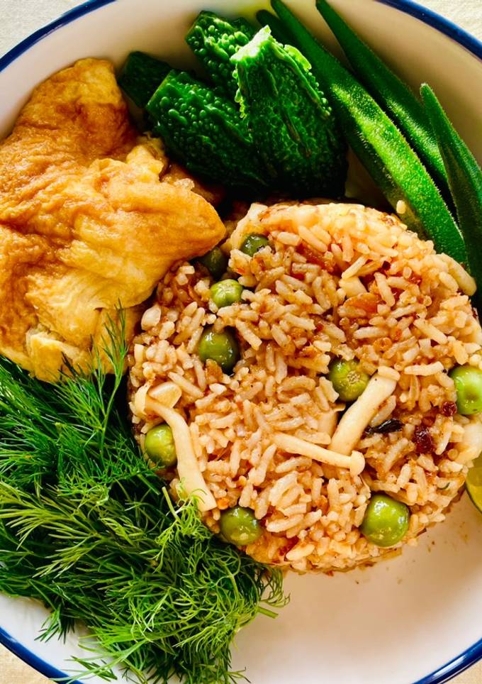 รูปของ ข้าวผัดน้ำพริกเผาแม่ใส่เห็ดมะเขือพวง🌶️🧄🍳 คู่ไข่เจียว🥚