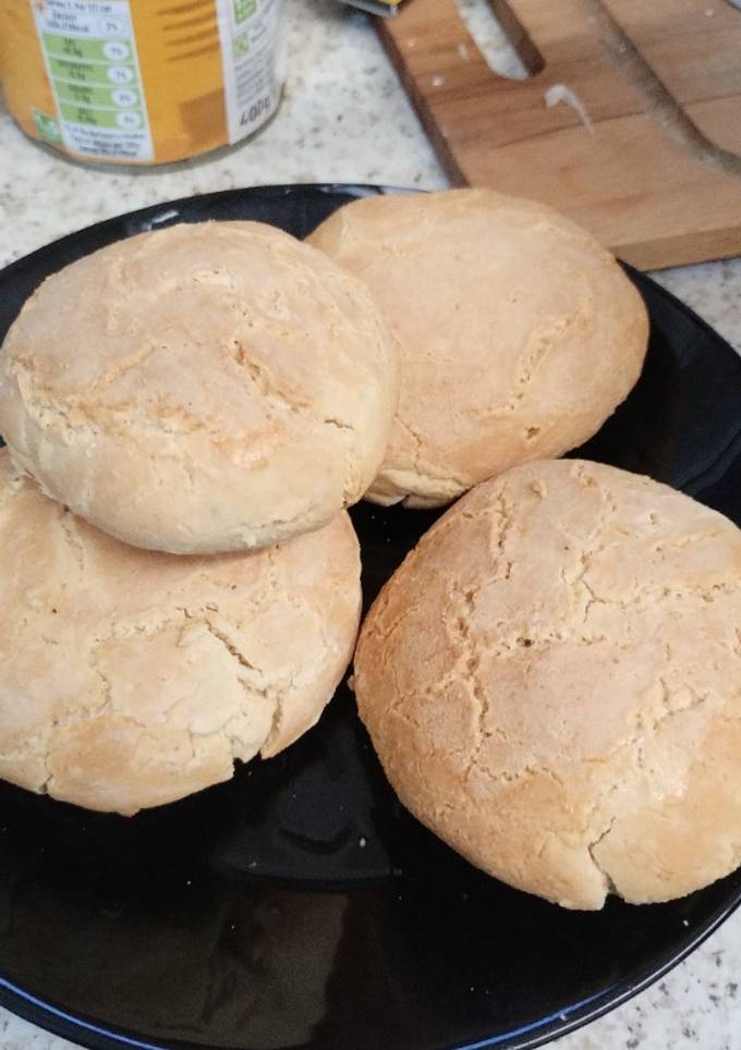 A picture of Gluten free bread with tomato 🍅 soup. Tinned tomatoes.