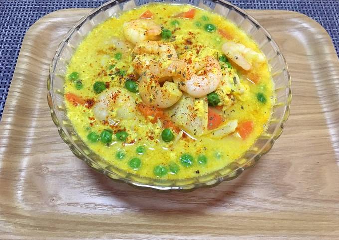 A picture of Curry shrimp with vegetable.