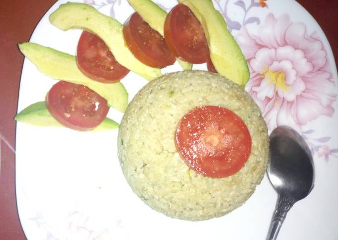 A picture of My special egg rice with ovacado and tomatoes.