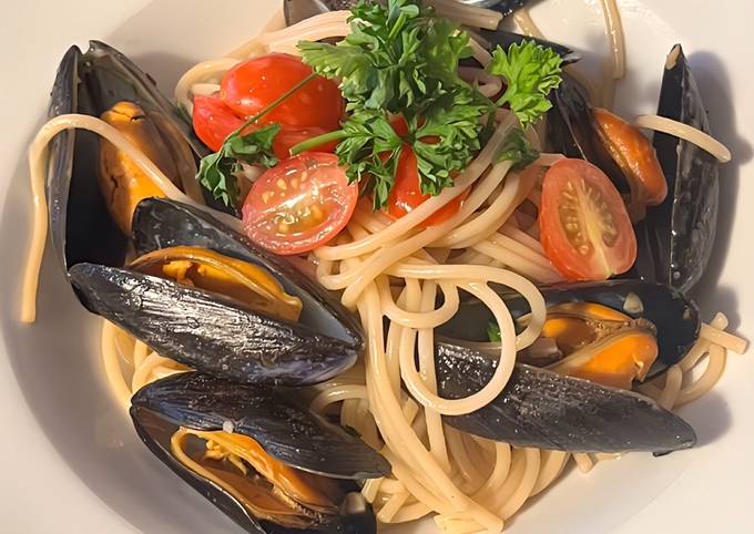 A picture of Simple Mussels & Tomato with Spaghetti.