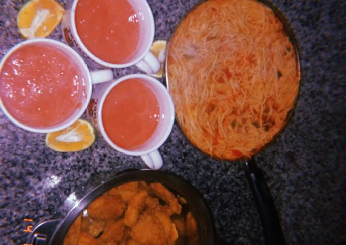 A picture of Spaghetti 🍝, fish fillet and blended tomato sauce 🍅.