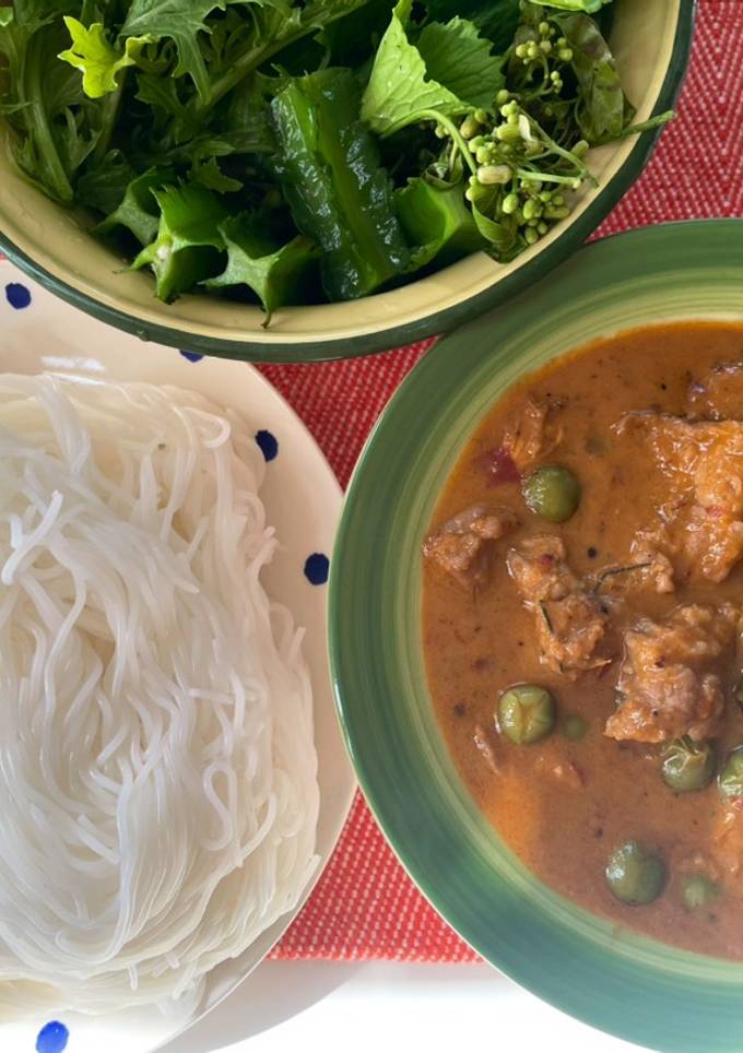 รูปของ พะแนงสันคอหมู🍝กับหนมเส้นแกล้มถั่วพูและผักสด🌶️🧄🥥