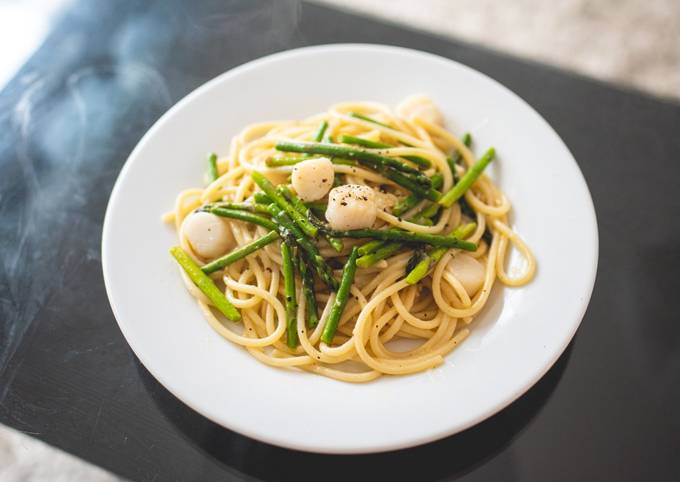 A picture of Pasta with wild asparagus and scallops.