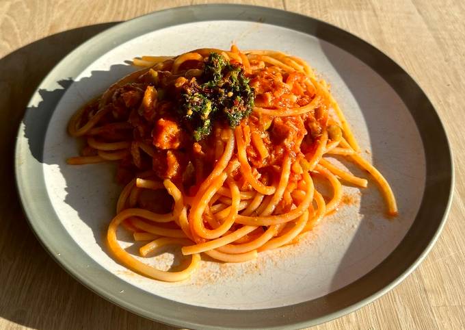 A picture of Bucatini with tuna, tomatoes and anchovies sambal topping.