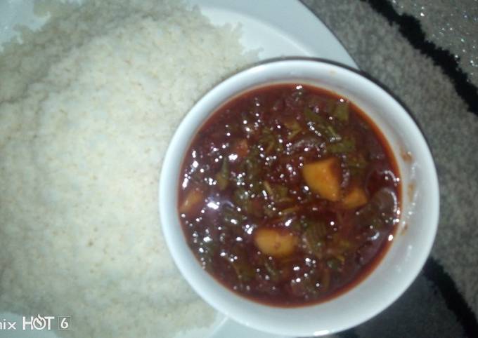 A picture of Steamed rice grits with vegetable sauce.