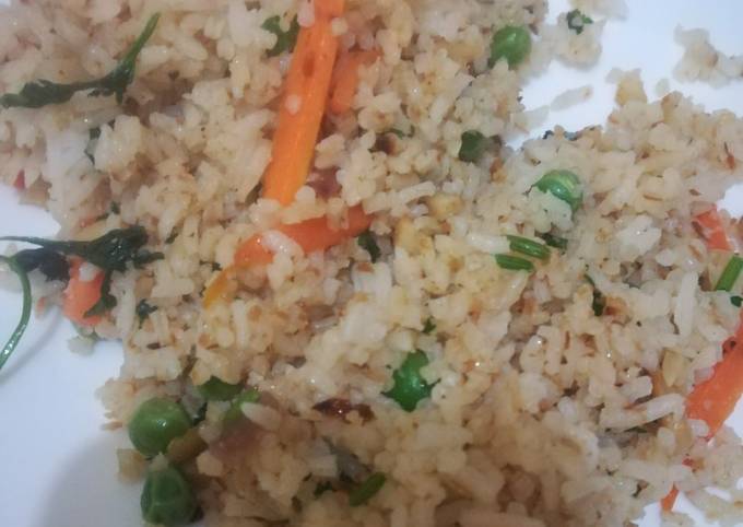 A picture of Cashew nut-coconut vegetable rice.