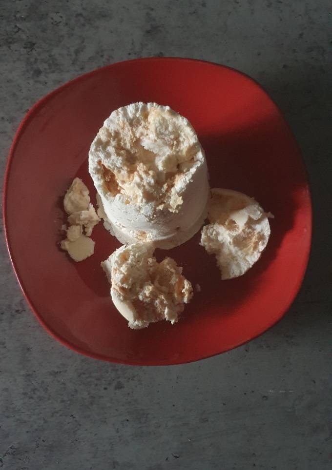 A picture of Meringue Ice-cream.