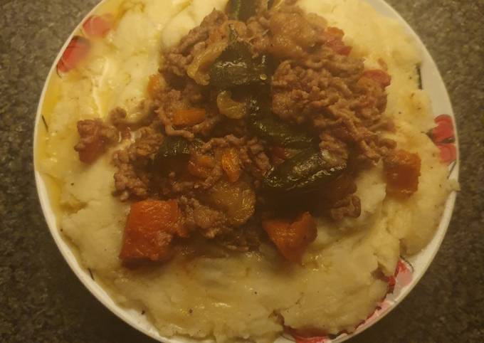 A picture of Courgette Tomato Beef mince Mash.