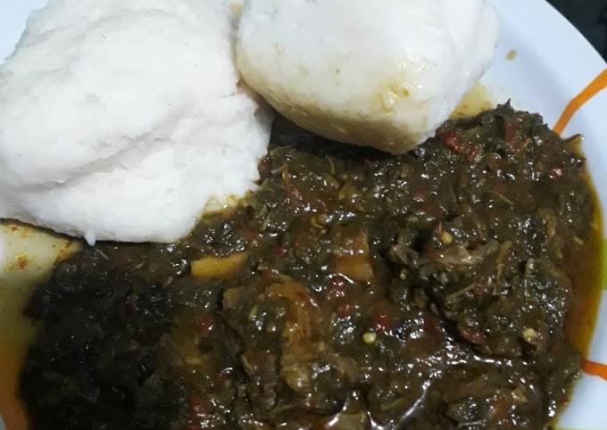 A picture of Tuwo shinkafa n vegetable soup.