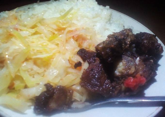 A picture of Fried beef,rice and cabbage.