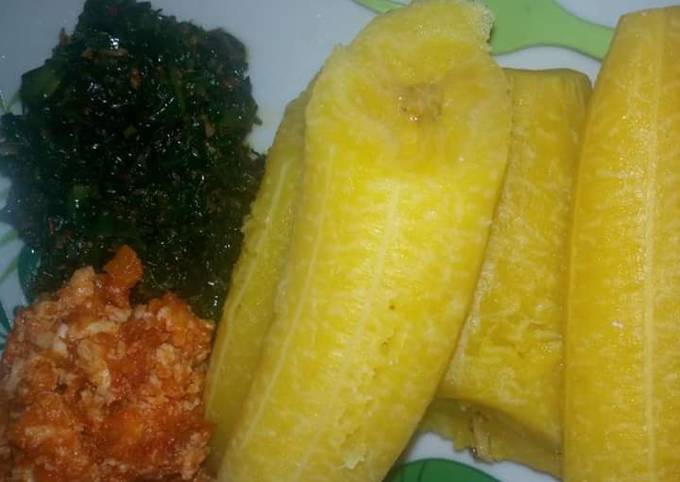 A picture of Plantain with egg sauce n vegetables.