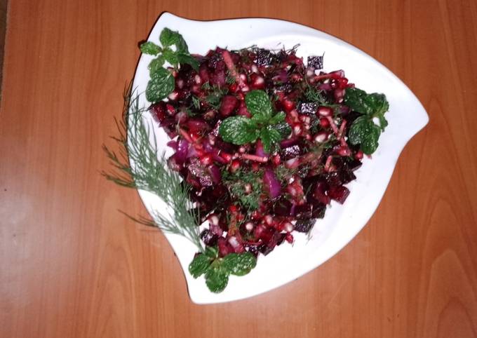 A picture of Beetroot & pomegranate salad🥗🌶️🧅.