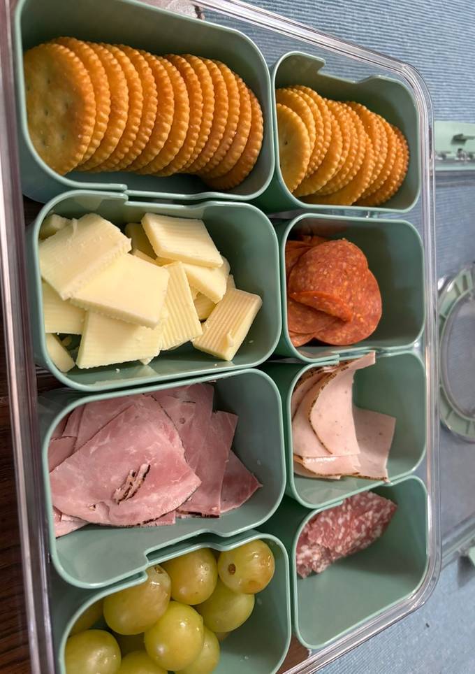 A picture of Snackle box Lunchable.