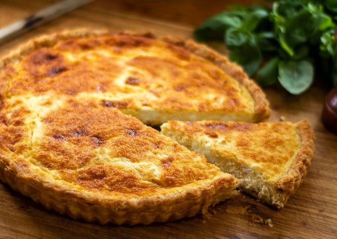 A picture of Cheese, spinach and sour cream quiche.