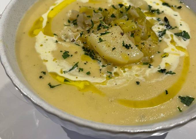 A picture of Leek and potatoes soup.