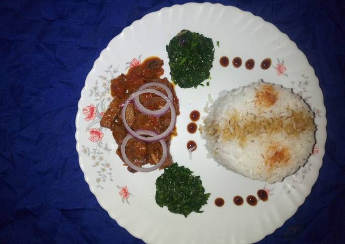 A picture of Braised rice with mutton stew and fried kales.