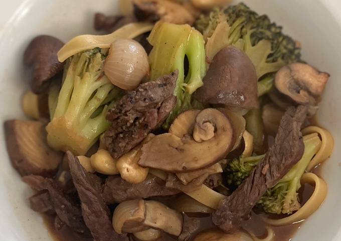 A picture of PEPPERED BEEF STIR FRY WITH BROCCOLI, CASHEWS AND TAGLIATELLE.