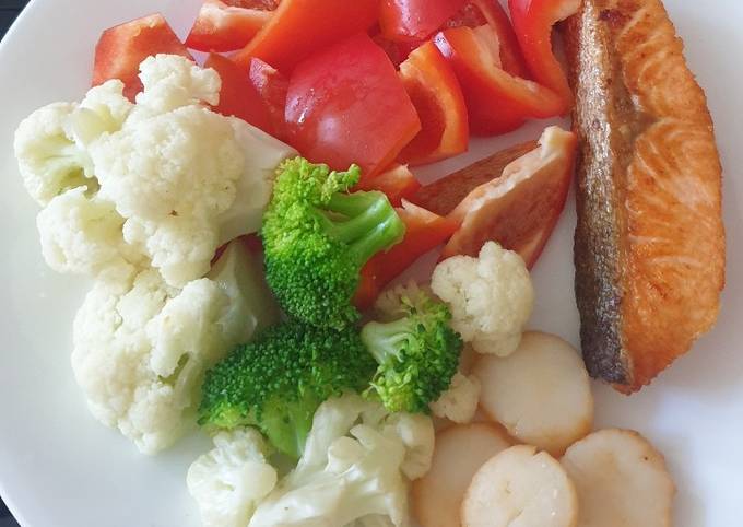 A picture of Salmon, scallops and veggies combo.