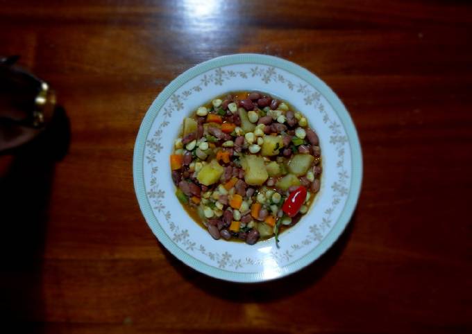 A picture of Green maize- red bean salsa with vegetables.