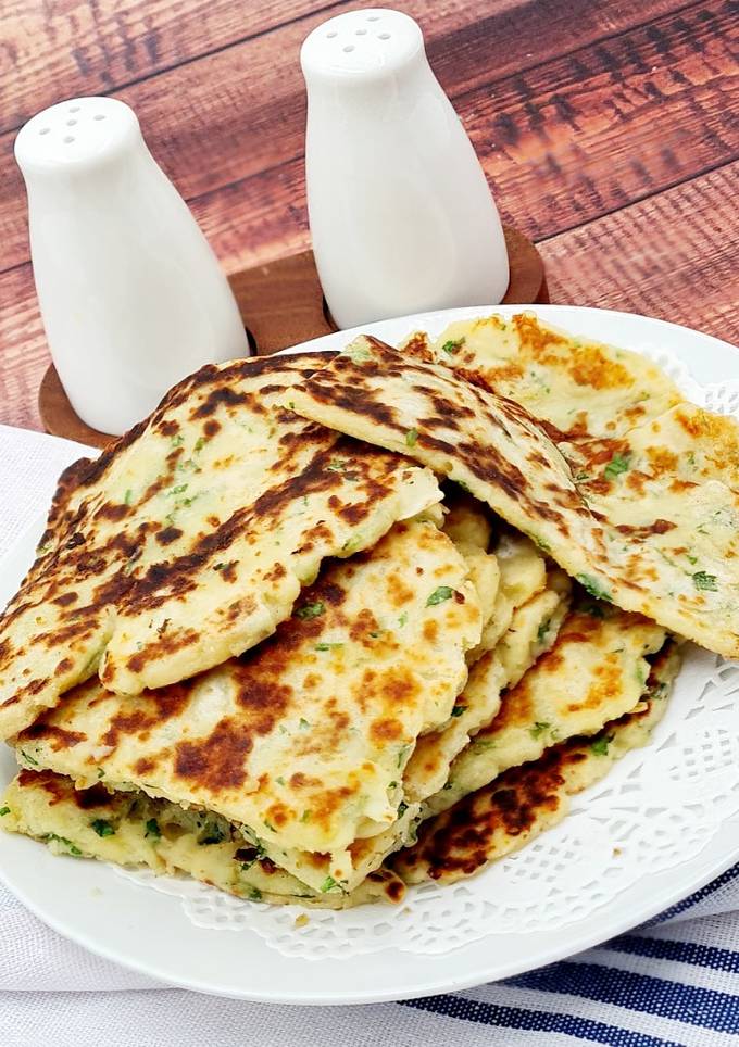 A picture of Scottish traditional breakfast "Tattie scones".