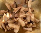 รูปขั้นตอนการทำที่ 1 ของ แกงคั่วเห็ดออรินจิย่างใบยี่หร่า🌶️🌿🧄🍄