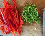 รูปขั้นตอนการทำที่ 5 ของ แกงคั่วเห็ดออรินจิย่างใบยี่หร่า🌶️🌿🧄🍄