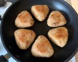 A picture of step 3 of Pan-fried Soy Sauce Rice Balls.