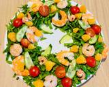 A picture of step 4 of Salad "Wreath" of spinach with shrimps and tangerine.