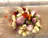 รูปขั้นตอนการทำที่ 4 ของ แกงคั่วเห็ดออรินจิย่างใบยี่หร่า🌶️🌿🧄🍄