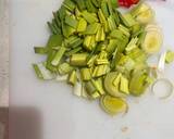 A picture of step 2 of Quick and delicious sour cream rigatoni pasta with leek, pepper and spinach.