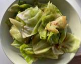 รูปขั้นตอนการทำที่ 4 ของ กะหล่ำปลีผัดราดน้ำซอสหมูก้อน+ ข้าวผัดไข่🌶️🫚🧄🥬