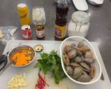 A picture of step 1 of Thai Sweet Clams with Sweet Basil and Mild Chilli Sauce - WOWeeee :P.