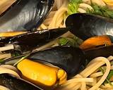 A picture of step 2 of Simple Mussels & Tomato with Spaghetti.