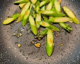 A picture of step 3 of Sauteed asparagus with anchovies.