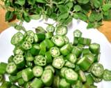 A picture of step 1 of Punjabi okra salad 🥗.