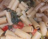 A picture of step 6 of Quick and delicious sour cream rigatoni pasta with leek, pepper and spinach.