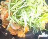 รูปขั้นตอนการทำที่ 2 ของ แตงกวาผัดไข่กับกุ้ง