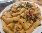 A picture of step 7 of Quick and delicious sour cream rigatoni pasta with leek, pepper and spinach.