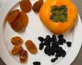 A picture of step 1 of Persimmon and Dried Fruit Carrot Salad.