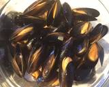 A picture of step 2 of 950. California Farm Mussels Thermidor.