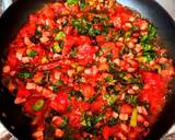 A picture of step 2 of Fried Eggs with Bacon, Kale and Tomatoes.