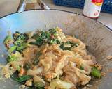 รูปขั้นตอนการทำที่ 3 ของ ก๋วยเตี๋ยวผัดน้ำกุ้ง #รสมือแม่
