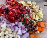 รูปขั้นตอนการทำที่ 3 ของ แกงคั่วเห็ดออรินจิย่างใบยี่หร่า🌶️🌿🧄🍄