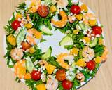 A picture of step 5 of Salad "Wreath" of spinach with shrimps and tangerine.